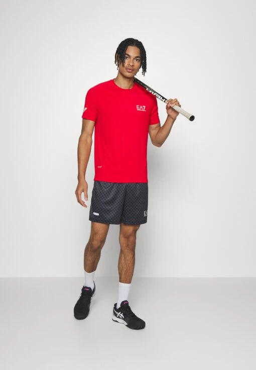 EA7 Emporio Armani Tennis Pro Tee - Sport T-Shirt - Racing Red -Fashion Verkoop 0479cf234aa9485dac63463332a0e2c5 scaled