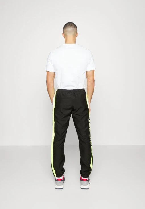 Lacoste Sport Tennis Pant Block - Trainingsbroek - Noir/Jaune/Blanc -Fashion Verkoop 04bb1a02e2f6431d8c645f07741a3373 scaled