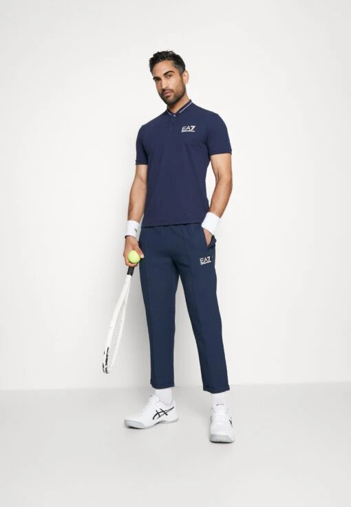 EA7 Emporio Armani Tennis Club Pants Light - Trainingsbroek - Navy Blue -Fashion Verkoop 04c898fa36544ff58b7478fd7f7e2b55 scaled