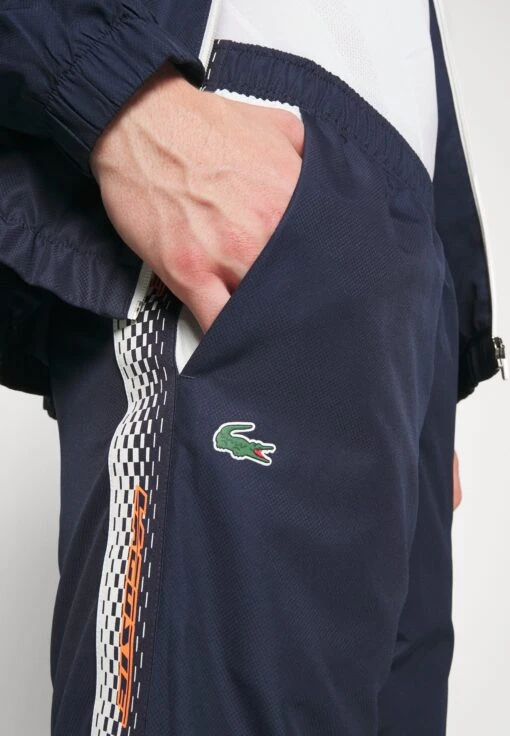 Lacoste Sport Tennis Pant - Trainingsbroek - Navy Blue/Flour -Fashion Verkoop 0532be5e08ee4417b563ecd3d40220cb scaled