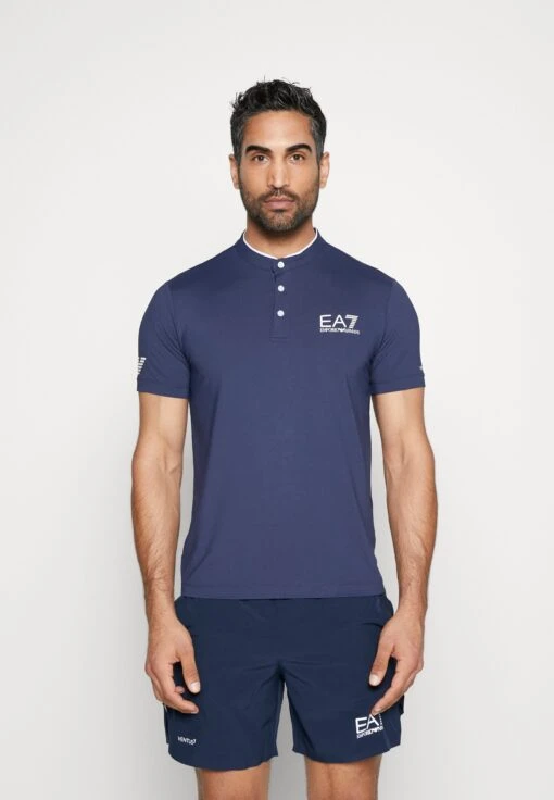 EA7 Emporio Armani Tennis Pro Serafino - Sport T-Shirt - Navy Blue -Fashion Verkoop 05e1fd22fb5844478cd97bc3510d29fd scaled