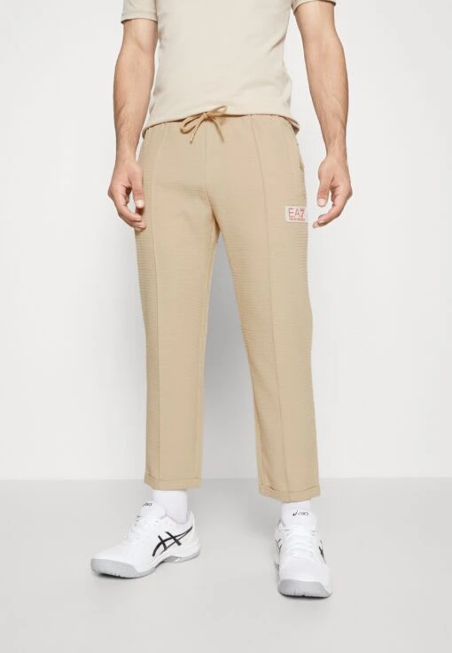 EA7 Emporio Armani Tennis Club Pants Light - Trainingsbroek - Oxford Tan -Fashion Verkoop 0f2c4e429f1a43dca5a79c673d94063a scaled