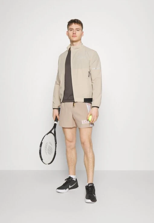 EA7 Emporio Armani Tennis Club Shorts- Korte Broeken - Oxford Tan -Fashion Verkoop 134e339634014961b4c03ecdb1a797e0 scaled