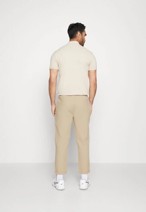 EA7 Emporio Armani Tennis Club Pants Light - Trainingsbroek - Oxford Tan -Fashion Verkoop 142eb31845044cc9a6d3a35300e9798c scaled