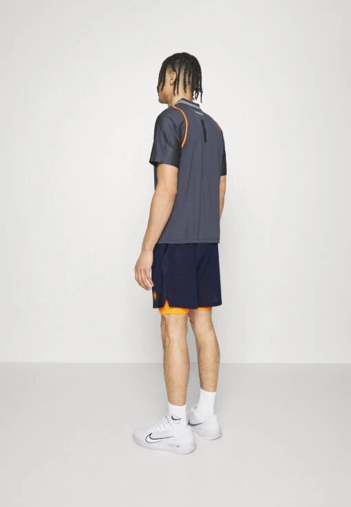 Lacoste Sport Tennis Short 2-In-1 - Korte Broeken - Navy Blue/Flashy Orange -Fashion Verkoop 1673631dfbab448abbb590ae1ac0c910 scaled