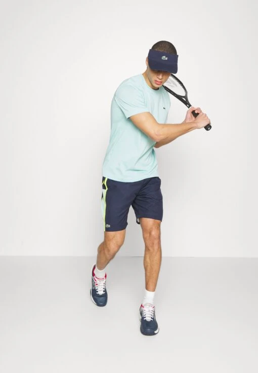 Lacoste Sport Tennis Short Block - Korte Broeken - Bleu Marine Vert Clair Jaune -Fashion Verkoop 1d116d55a74f4654b916fd252c6342ac scaled