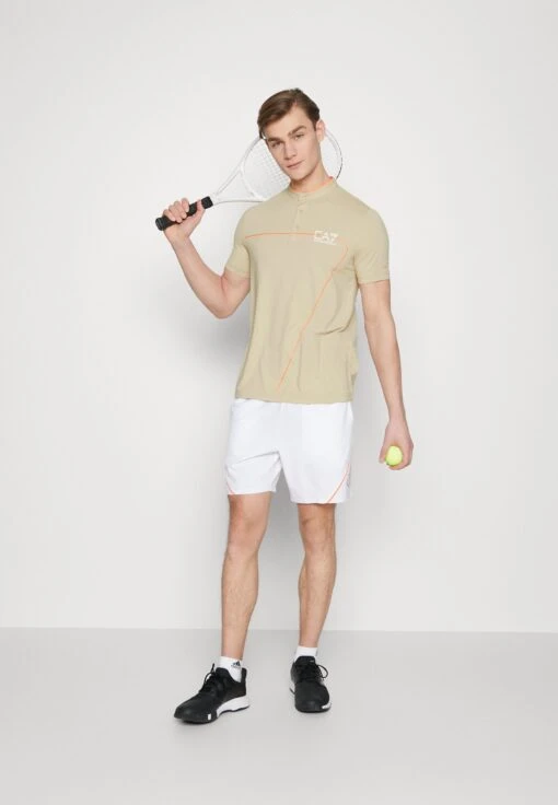 EA7 Emporio Armani Tennis Pro Serafino - T-Shirt Print - Oxford Tan -Fashion Verkoop 1fc91fb8af424652a54f8da6780151fb scaled