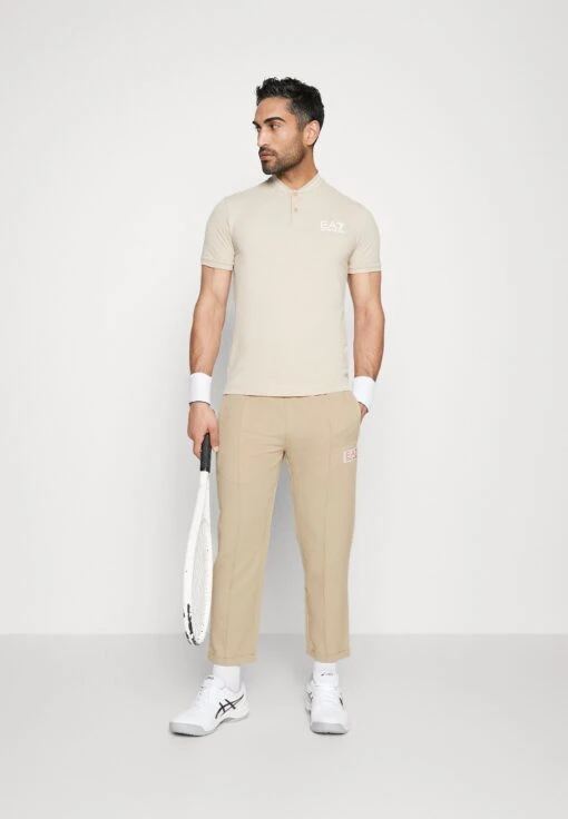 EA7 Emporio Armani Tennis Club Pants Light - Trainingsbroek - Oxford Tan -Fashion Verkoop 2310205e580f467aa11b0c2e1590b81d scaled