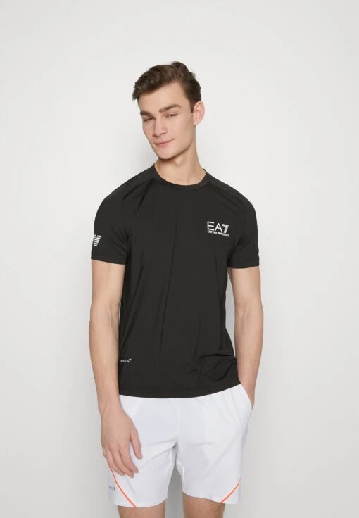 EA7 Emporio Armani Tennis Pro Tee - Sport T-Shirt - Black -Fashion Verkoop 29ee855ea9eb4ecabb7e2420e974b19d scaled