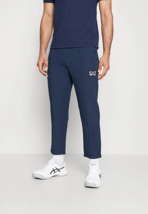 EA7 Emporio Armani Tennis Club Pants Light - Trainingsbroek - Navy Blue -Fashion Verkoop 2eb12827e7c6496ea95adfa0c5cfa501 scaled