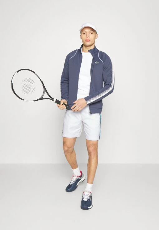 Lacoste Sport Tennis Short Block - Korte Broeken - Blanc/Bleu/Bleu Marine -Fashion Verkoop 2f70d12379fe46cfa93ba68d3d06b59a scaled