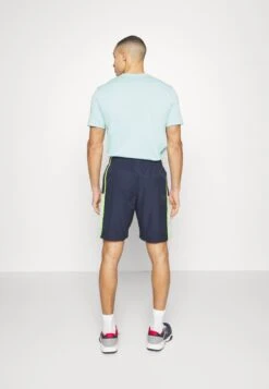 Lacoste Sport Tennis Short Block - Korte Broeken - Bleu Marine Vert Clair Jaune -Fashion Verkoop 37d1b6d96ae04bb0a69918561724825c