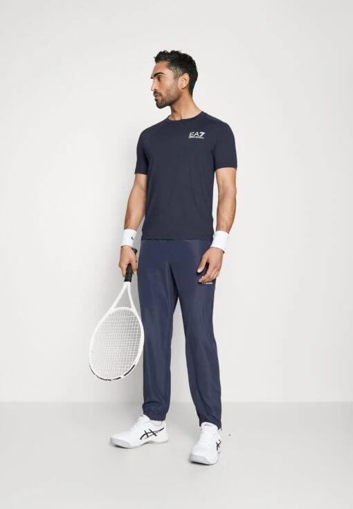 EA7 Emporio Armani Tennis Pro Tee - Sport T-Shirt - Navy Blue -Fashion Verkoop 38c595b6eaca46d1ba3ce1b06e1f2d9d scaled