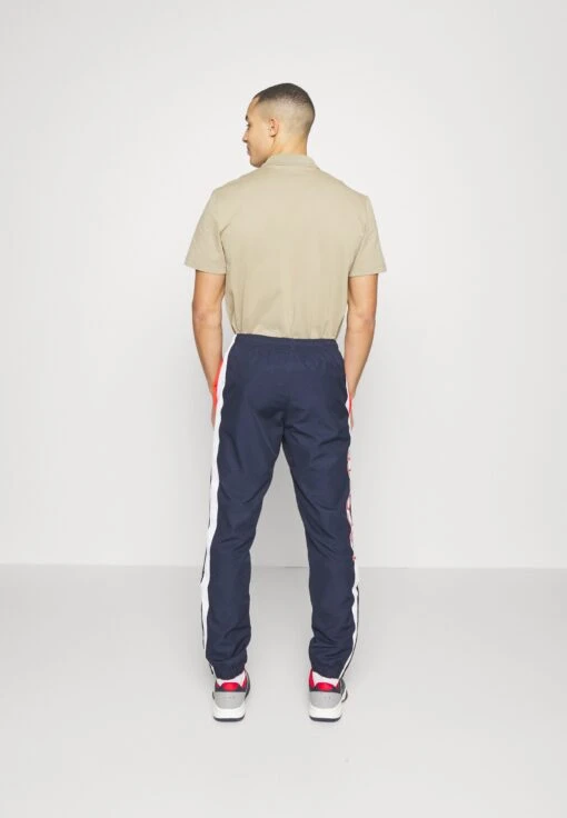 Lacoste Sport Tennis Pant Block - Trainingsbroek - Bleu Marine/Rouge/Blanc -Fashion Verkoop 391ce36a33bb4f0ba58018f064aa1f23 scaled