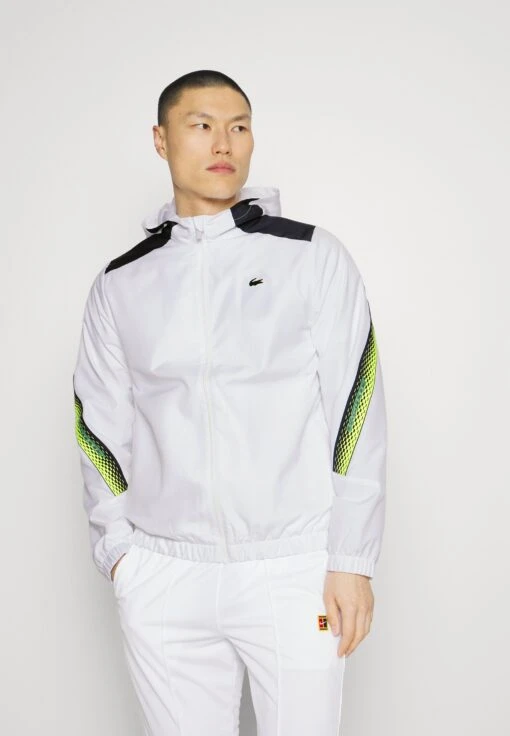 Lacoste Sport Tennis Jacket Tapered - Trainingsvest - Blanc/Bleu Marine/Jaune -Fashion Verkoop 3bd2412d72f4489c9e113c0697fbe652 scaled