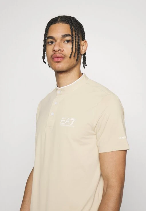 EA7 Emporio Armani Tennis Pro Serafino - Sport T-Shirt - Oxford Tan -Fashion Verkoop 42d0d050b3e94d0f8972a712e1d211af scaled