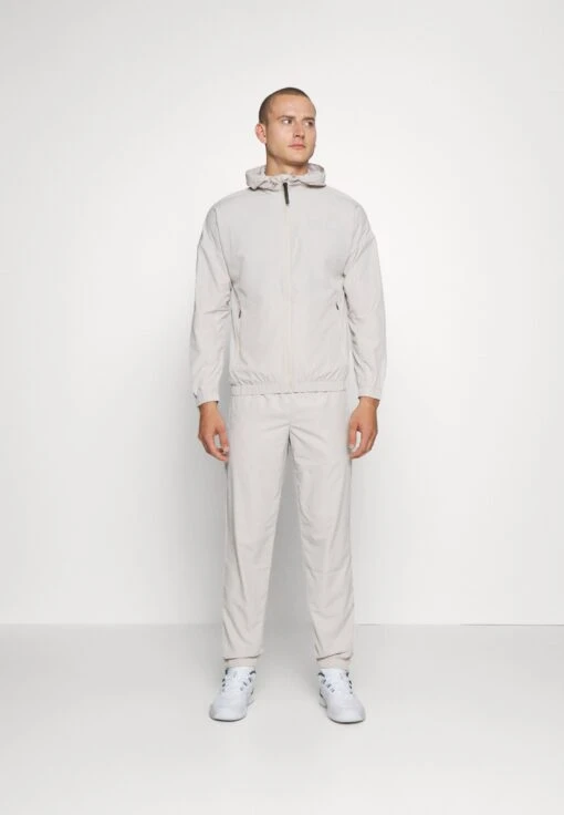 EA7 Emporio Armani Tennis Pro Suit Unlined - Trainingspak - Silver Cloud -Fashion Verkoop 4ac6687dfdd1458280ab5002741e58c9 scaled