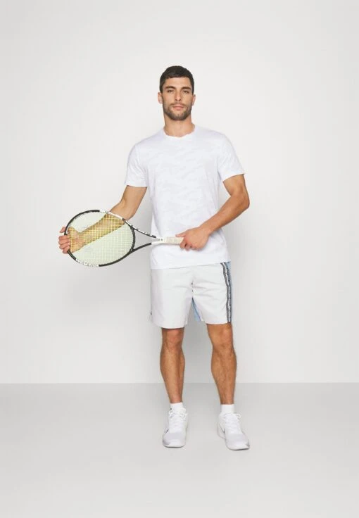 Lacoste Sport Tennis Short - Korte Broeken - White/Navy Blue -Fashion Verkoop 55e383c14a5d483abcd880b3dc8c46f5 scaled