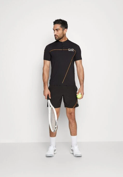 EA7 Emporio Armani Tennis Pro Serafino - T-Shirt Print - Black -Fashion Verkoop 5e014142c2b04537889776b174427f1c scaled