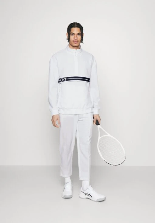 EA7 Emporio Armani Tennis Club Light - Longsleeve - White -Fashion Verkoop 64e2b5596bf8421b8b33bed63b5b2e17 scaled