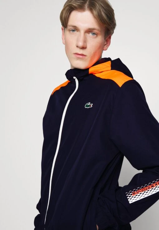 Lacoste Sport Tennis Jacket Tapered - Trainingsvest - Navy Blue/Flashy Orange Flourecend -Fashion Verkoop 6b9066892c514832b19afd75b8bb376a scaled