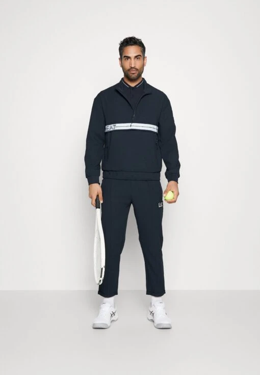 EA7 Emporio Armani Tennis Club Light - Longsleeve - Navy Blue -Fashion Verkoop 6c6cdbe21bc7407cb2ed38bf465ac975 scaled