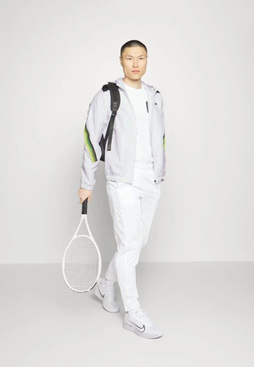 Lacoste Sport Tennis Jacket Tapered - Trainingsvest - Blanc/Bleu Marine/Jaune -Fashion Verkoop 71a81dc2c8994e46a1fbb0309e0b2136 scaled