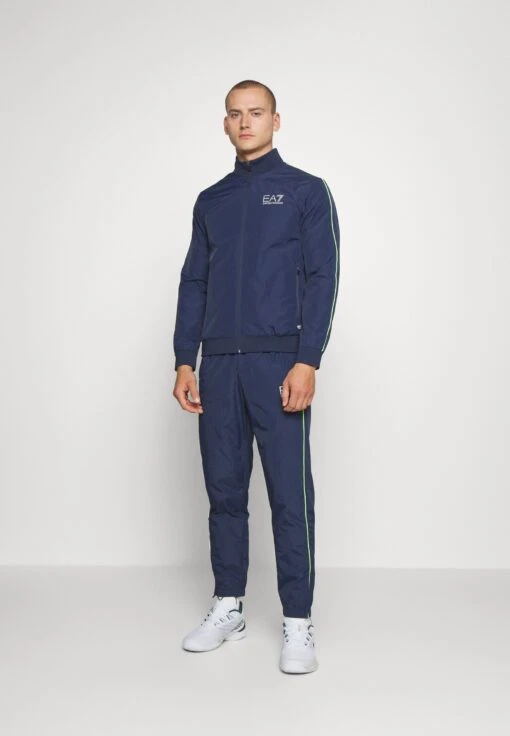 EA7 Emporio Armani Tennis Pro Suit Piping - Trainingspak - Navy Blue -Fashion Verkoop 7bb73124d51342338ee90bb927e2c796 scaled