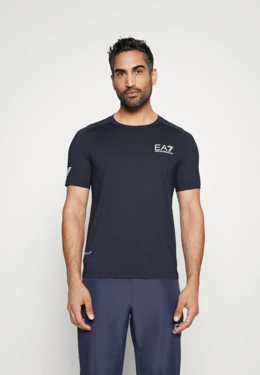 EA7 Emporio Armani Tennis Pro Tee - Sport T-Shirt - Navy Blue -Fashion Verkoop 7c0265a3d5f548b4b4c7a68cb506f3cf scaled