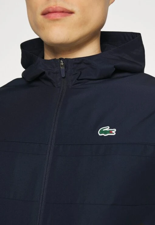 Lacoste Sport Tennis- Trainingsvest - Navy Blue -Fashion Verkoop 7ea96c4ec9cb4381af5959bbacc6176f scaled