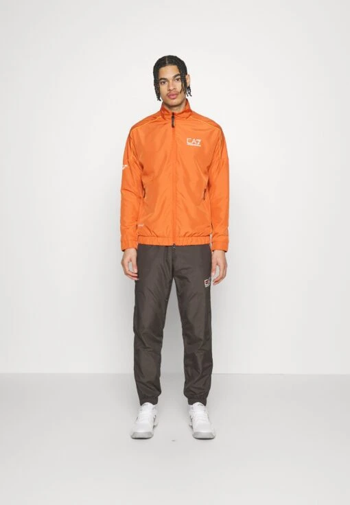 EA7 Emporio Armani Tennis Pro Suit - Trainingspak - Orange/Grey -Fashion Verkoop 885d25d7ef274c6e83ea2ee9377bc195 scaled