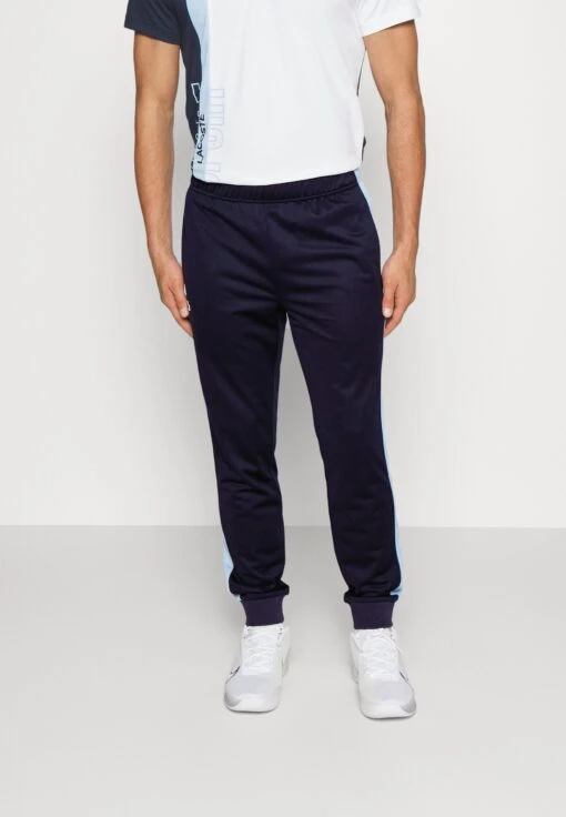 Lacoste Sport Tennis Pant - Trainingsbroek - Navy Blue/Overview -Fashion Verkoop 903e54510ca04a3b95b6cac38261978b scaled