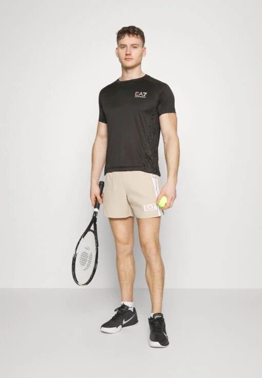 EA7 Emporio Armani Tennis Pro Tee Graphic - Sport T-Shirt - Raven -Fashion Verkoop 9a6badba76b64737b289804415c95698 scaled