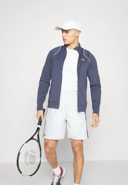 Lacoste Sport Tennis Short Block - Korte Broeken - Blanc/Bleu/Bleu Marine -Fashion Verkoop a508e6ef763d4269a8395ebba0aed9dd scaled