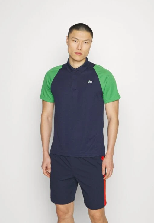 Lacoste Sport Tennis - Poloshirt - Bleu Marine/Vert/Jaune -Fashion Verkoop a61ee38d924e4c6b9d82a4670ed63159 scaled