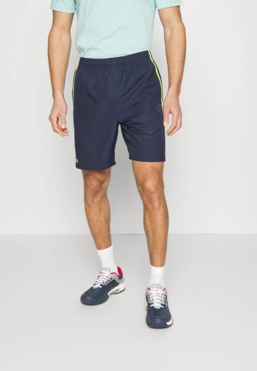 Lacoste Sport Tennis Short Block - Korte Broeken - Bleu Marine Vert Clair Jaune -Fashion Verkoop abd1e6ec1e9f4aeb91822bb2d70279ef scaled