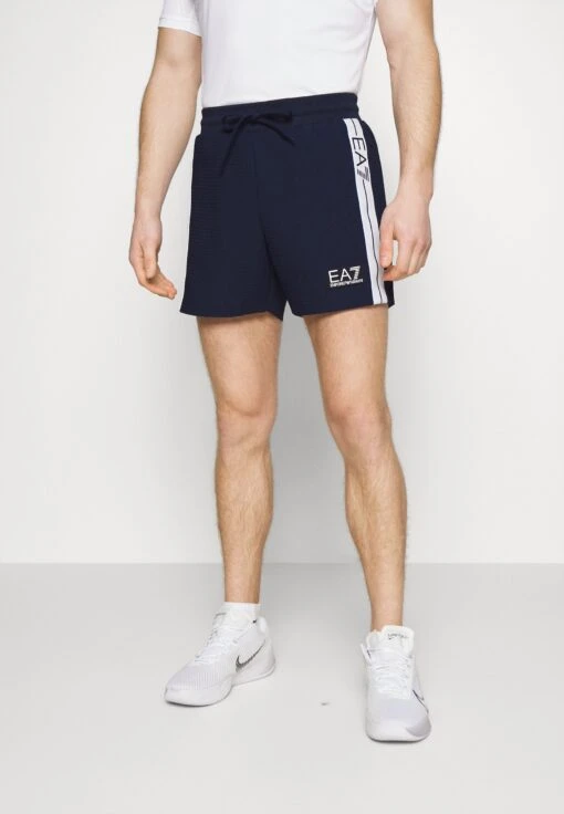 EA7 Emporio Armani Tennis Club Shorts- Korte Broeken - Navy Blue -Fashion Verkoop bbff24a2f8f84a82b8da8ecfe3a8d844 scaled