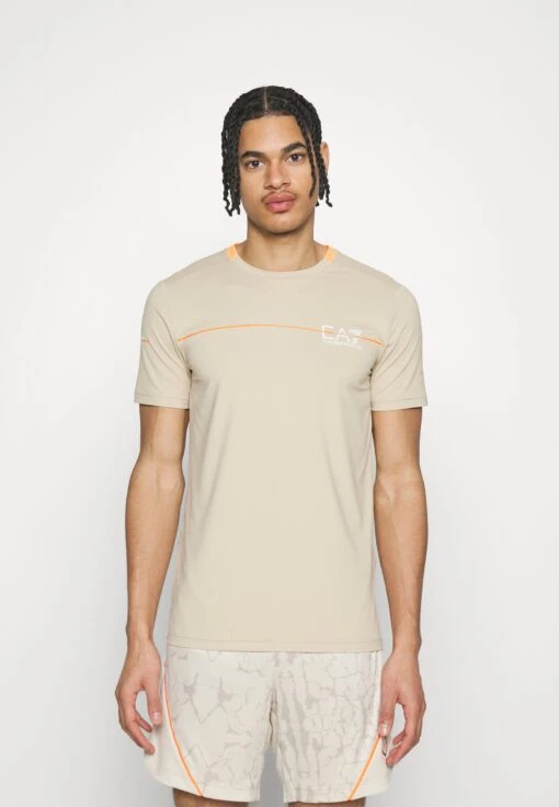 EA7 Emporio Armani Tennis Pro Tee - Sport T-Shirt - Oxford Tan -Fashion Verkoop bd7386ed11d34d0bbf5260066625cca3 scaled