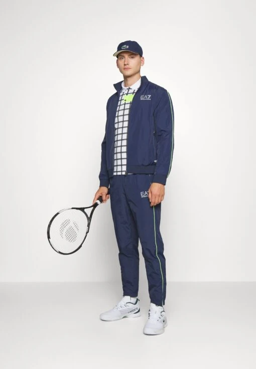 EA7 Emporio Armani Tennis Pro Suit Piping - Trainingspak - Navy Blue -Fashion Verkoop bfb7b17b8a5447f98bc629960889e4d1 scaled