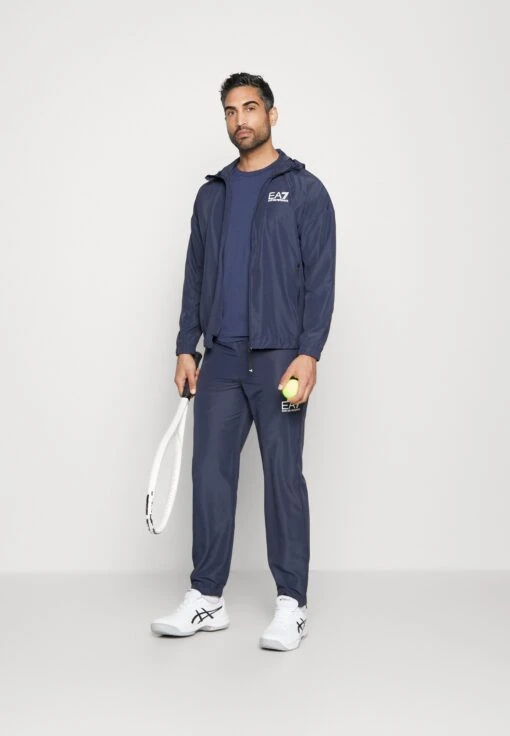 EA7 Emporio Armani Tennis Pro Suit Unlined - Trainingspak - Navy Blue -Fashion Verkoop c04cfd8d1c364b0f954b41ca9558c833 scaled