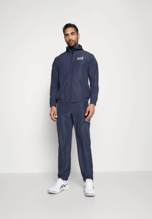 EA7 Emporio Armani Tennis Pro Suit Unlined - Trainingspak - Navy Blue -Fashion Verkoop c42c3d9525024b9d82ae813a996e5d7f scaled