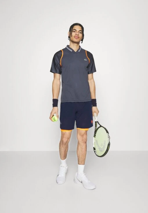 Lacoste Sport Tennis Short 2-In-1 - Korte Broeken - Navy Blue/Flashy Orange -Fashion Verkoop cfb66a6a7c91472e878f7520e401f43e scaled