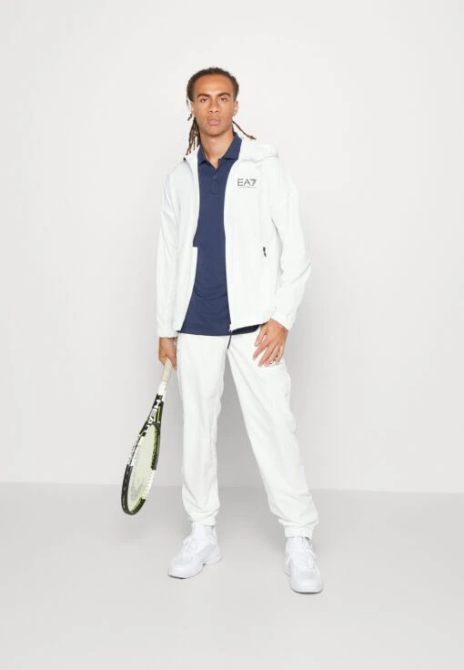 EA7 Emporio Armani Tennis Pro Suit Unlined - Trainingspak - White -Fashion Verkoop d28459a7f035428992179ec0852a9fc6 scaled