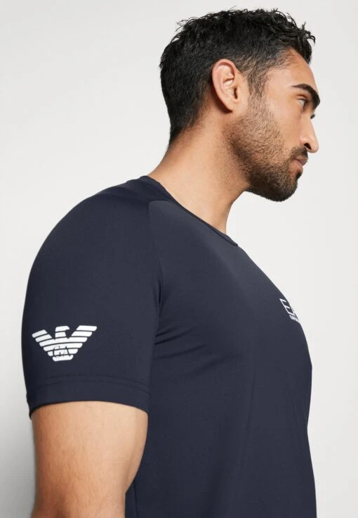 EA7 Emporio Armani Tennis Pro Tee - Sport T-Shirt - Navy Blue -Fashion Verkoop d6ba7d677cb249788127cf107b9b2a89 scaled