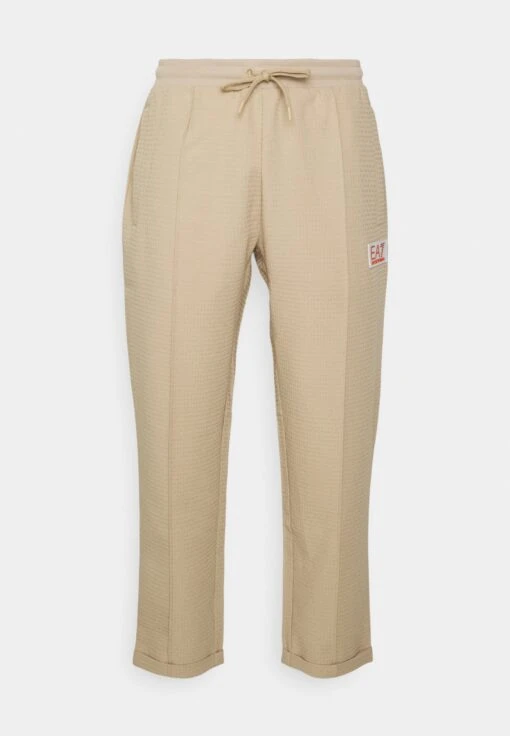 EA7 Emporio Armani Tennis Club Pants Light - Trainingsbroek - Oxford Tan -Fashion Verkoop d6c41476594e4341b29d216cabe8f642 scaled