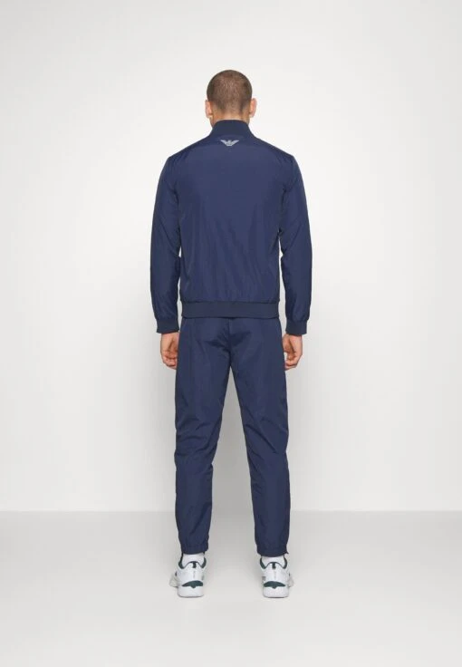 EA7 Emporio Armani Tennis Pro Suit Piping - Trainingspak - Navy Blue -Fashion Verkoop d88a103fdba441b3a09e2ee1e2e321d4 scaled