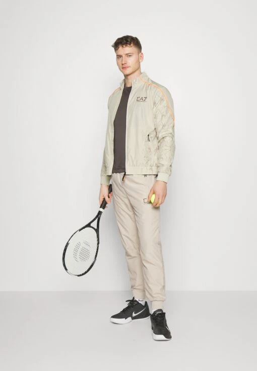 EA7 Emporio Armani Tennis Pro Suit Graphic- Trainingspak - Rainy Day -Fashion Verkoop e40bba744763466ca601f9fa4f8ef228 scaled