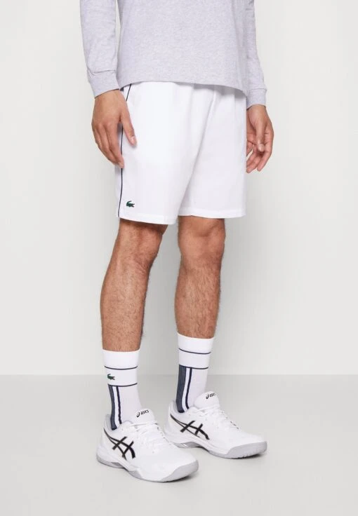 Lacoste Sport Tennis Short Tour - Korte Broeken - White/Navy Blue -Fashion Verkoop e95434c75fa24ea8b935153d0dea2347 scaled