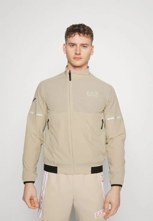 EA7 Emporio Armani Tennis Pro Jacket - Trainingsvest - Oxford Tan -Fashion Verkoop e9a4ea65c1804a64a9c010ead0bccc54 scaled