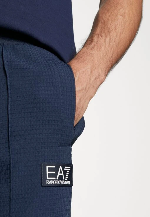 EA7 Emporio Armani Tennis Club Pants Light - Trainingsbroek - Navy Blue -Fashion Verkoop ebd3295bbf5f427580c9a6447d1633f7 scaled